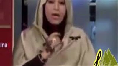 نحلة تهاجم مذيعة سودانية على الهواء (فيديو)
