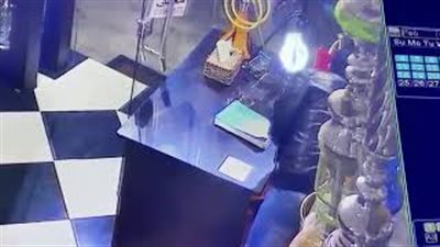 لحظة سرقة لص محل (فيديو)