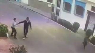 لحظة اعتداء لص على صبي وسرقة هاتفه في وضح النهار (فيديو)