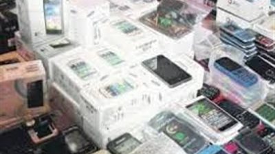 ضبط 13 ألف هاتف محمول مهربة جمركيًا بمنطقتي حلوان والنزهة