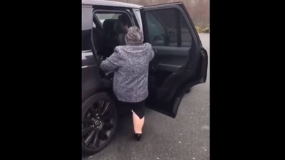 معاناة امرأة قصيرة في ركوب سيارة ابنتها (فيديو)