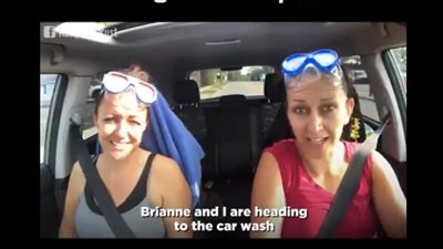 رد فعل مغامرتين فتحتا نوافذ سيارة أثناء غسلها (فيديو)