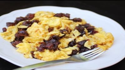 طريقة عمل البيض بالعجوة مع الشيف عظيمة