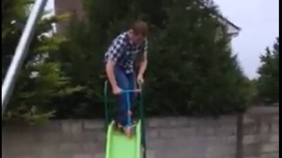 غباء شاب يتسبب في سقوطه بطريقة مروعة (فيديو)