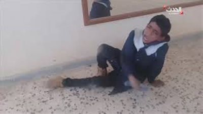 لحظة اعتداء معلم على الطلاب بطريقة وحشية داخل الفصل (فيديو)