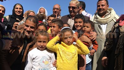 بالفيديو.. محافظ الإسماعيلية يلتقط الصور مع المنتفعين بقرية الأمل