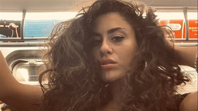 رد فعل ركاب مع فتاة تلتقط الصور داخل المترو (فيديو)