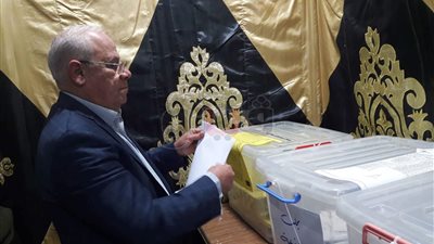 محافظ بورسعيد يدلي بصوته في انتخابات نقابة المهندسين (صور)