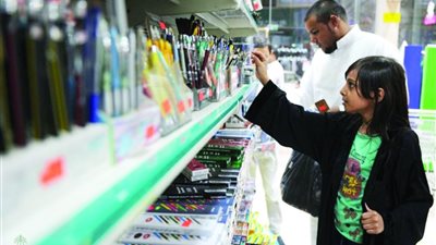 المعارض وتخفيضات 50%.. سلاح التجار لإنعاش سوق المستلزمات المدرسية
