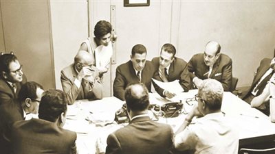 صورة نادرة لـ«هيكل» خلال رئاسته مجلس تحر ير الأهرام