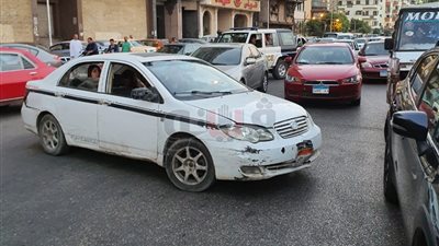 سائق تاكسي يعطل حركة المرور بالبحر الأعظم ويسب المارة (صور)