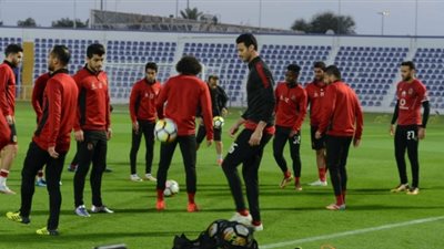 ضربات ثابتة وتقسيمة في المران الأخير للأهلي