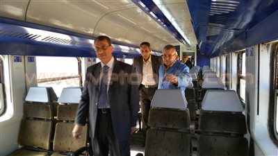 بالصور .. رئيس «السكك الحديدية» يتعهد بتطوير القطارات خلال زيارة ورش أبو راضي