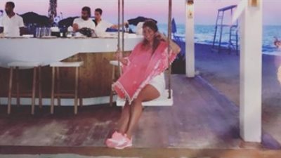 نيرمين الفقي تستجم أمام البحر على المرجيحة