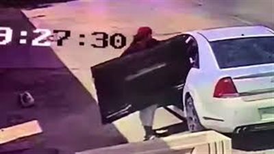 لحظة سرقة شاشة تليفزيون وبلاي ستيشن من منزل بالرياض (فيديو)