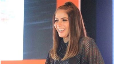 أحمد حلمي عن تكريم منى زكي بمهرجان أسوان: «معجب فرحان سعيد»