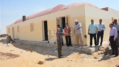 محافظ الوادي الجديد يتفقد أعمال توصيل المرافق للقرى النموذجية (صور)