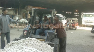 بالصور.. رفع كفاءة شارع «المصنع» بالعمرانية