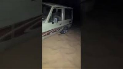 أسهل طريقة لاستخراج سيارة علقت في الرمال (فيديو)
