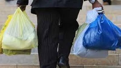 خبير بيئي يكشف خطورة استخدام أكياس البلاستيك على صحة الإنسان