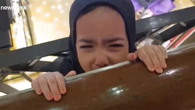 رد فعل أب علقت رأس طفلته في سور حديدي داخل مول (فيديو)