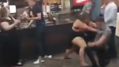 امرأة ضخمة تلقن رجلا 