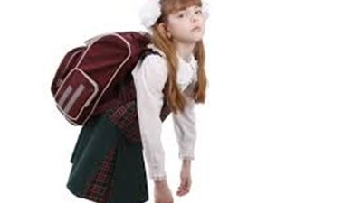 خطوات ارتداء الطفل للحقيبة المدرسية بطريقة سليمة