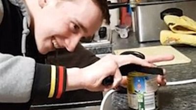 رد فعل شاب يستخدم «فتاحة يدوية» لأول مرة (فيديو وصور)