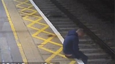 مخمور يقفز من أمام قطار مسرع في اللحظة الأخيرة (فيديو وصور)