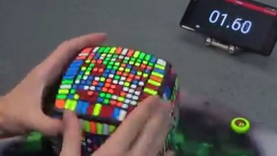 شاب يحل أكبر مكعب روبيك في العالم (فيديو)