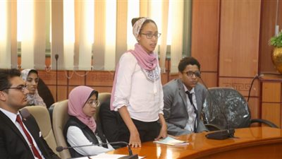 محافظ بورسعيد يشهد جلسة برلمانية للشباب (صور)