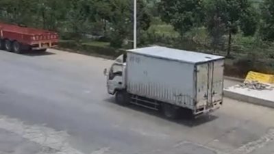 لحظة نجاة امرأة من السحق تحت عجلات شاحنة (فيديو)