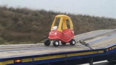 مقطورة تثير ضجة بسبب سيارة لعبة (صور)