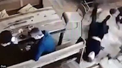 «علقة ساخنة» من رجل لصديق حبيبته السابقة (فيديو وصور)