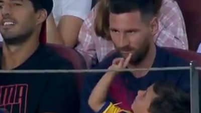 موقف محرج لميسي من ابنه ماتيو في المدرج (فيديو)