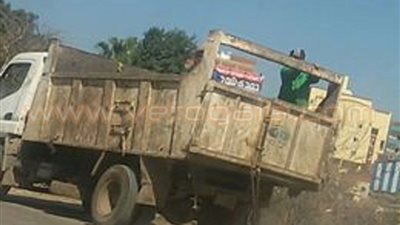 بالصور.. سيارة جمع القمامة تفرغ حمولتها في عرض الطريق بالغربية