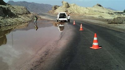 «الطرق والكباري»: فتح طريق طابا نويبع بعد إزالة آثار السيول