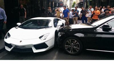 تحطم سيارة «لامبورجيني أفينتادور» في حادث تصادم بنيوزيلندا