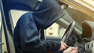 سقوط أحد سارقي سيارة بطريق