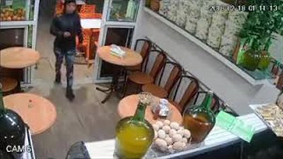 لحظة سرقة فتاة مطعما بطريقة ماكرة (فيديو)