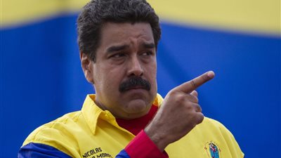 رئيس فنزويلا يداعب «ميسي» خلال خطابه للأمة