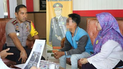 أب يجبر ابنه الرضيع على التدخين (صور)