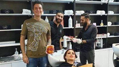 أحمد الفيشاوي يفاجئ زوجته ببوكيه ورد وتين شوكي