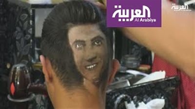 يبدأ من الرأس.. جنون شباب العراق بميسي ورنالدو (فيديو)