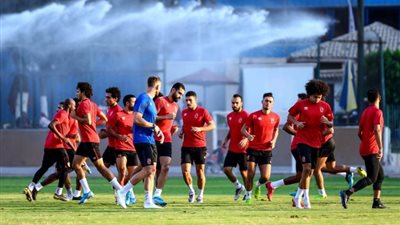 تدريبات تأهيلية لثلاثي الأهلي في مران الفريق