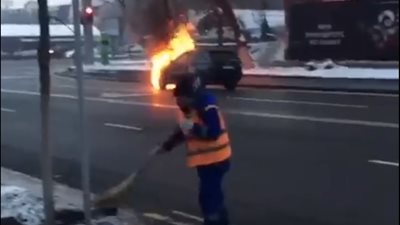 رد فعل صادم لعامل نظافة لحظة اشتعال النيران في سيارة (فيديو)