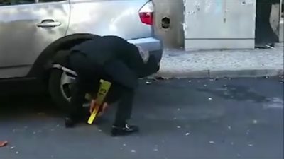 رد فعل غير متوقع لرجل بعد «كلبشة» سيارته (فيديو)