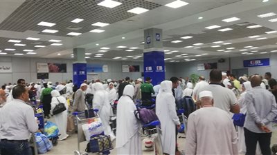 وصول حجاج الجمعيات الأهلية مطار الغردقة (صور)