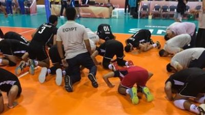 وزير الرياضة يهنئ ناشئي الطائرة بالتأهل لنصف نهائي بطولة العالم