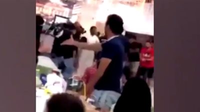 الشرطة تحقق في شجار بين عدة أشخاص داخل مركز تجاري بالسعودية (فيديو)